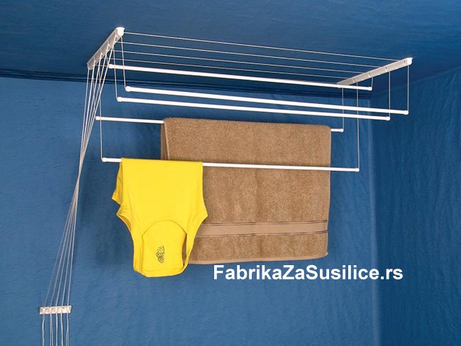 Plafonska sušilica sa žutim peškirom na plavoj pozadini